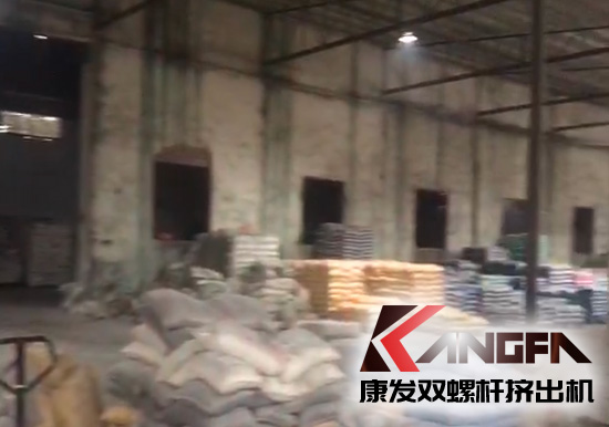 康發(fā)多年老客戶雙螺桿擠出機車間一角，有序生產(chǎn)，業(yè)務(wù)紅火！