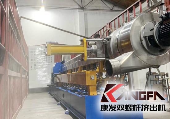 何為雙螺桿擠出機(jī)反應(yīng)擠出？反應(yīng)擠出是連續(xù)地將單體進(jìn)行聚合以及對(duì)現(xiàn)有聚合物進(jìn)行改性的工藝方法。是將傳統(tǒng)上分開操作的聚合物合成、改性及加工成型等聯(lián)合為一個(gè)整體工藝過程。