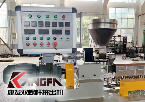 學校及實驗室用康發(fā)20型雙螺桿擠出機。該機型適用于學校及企事業(yè)單位高分子聚合物合成，混煉，配方研發(fā)，擠出造粒，配合其他試驗儀器一起使用！康發(fā)20型雙螺桿擠出機好用、實用、價又實！暢銷高校及企業(yè)試驗室！