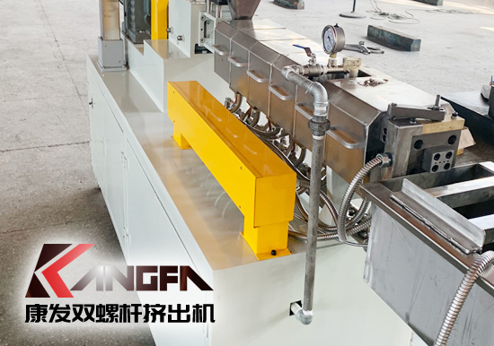 塑料廠實驗室研究專用康發(fā)20型雙螺桿擠出造粒機組設備，機筒內(nèi)徑 20mm/長徑比 28-48/主電機功率 5.5kw/螺桿轉(zhuǎn)速 100rpm/參考產(chǎn)量 5-20kg/h。