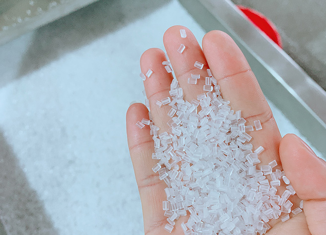 料子表面光滑，顆粒大小均勻。