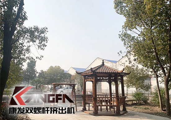 康發(fā)雙螺桿擠出機(jī)工廠“辭舊迎新”,期待公司添新裝、換新貌、進(jìn)軍新領(lǐng)域