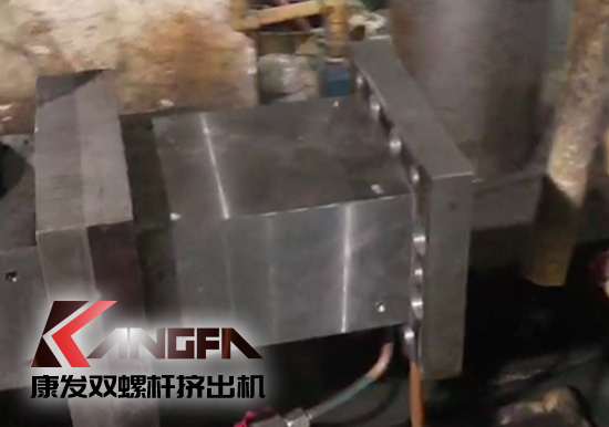提升機筒耐磨及耐腐蝕性！康發(fā)雙螺桿擠出機設備舊機筒更換視頻