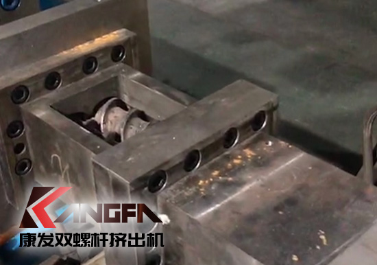 提升機筒耐磨及耐腐蝕性！康發(fā)雙螺桿擠出機設備舊機筒更換視頻
