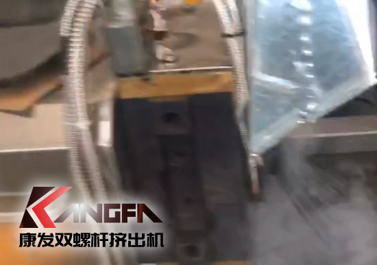 延長設(shè)備使用壽命，提升客戶滿意度！康發(fā)加強(qiáng)對雙螺桿造粒機(jī)的維護(hù)包養(yǎng)工作
