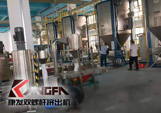 全過程自動(dòng)化雙螺桿擠出機(jī)生產(chǎn)線！機(jī)械手可以大幅減少工人、提升效率、拉低成本、提高產(chǎn)品品質(zhì)、提升工廠形象、安全性優(yōu)。