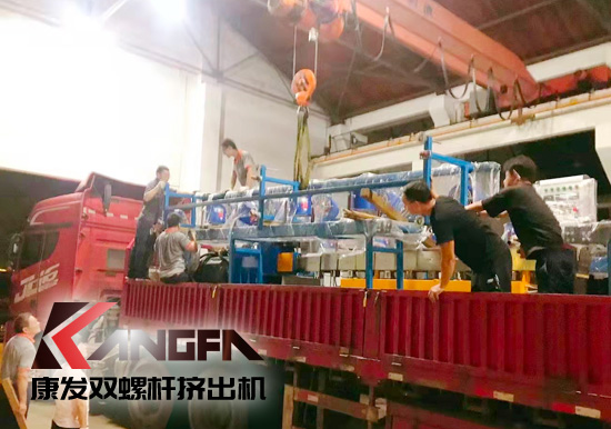 總裝車間：眾志成城齊奮戰(zhàn) 全力以赴保發(fā)貨 確保雙螺桿擠出機設(shè)備按期交付至顧客手中。