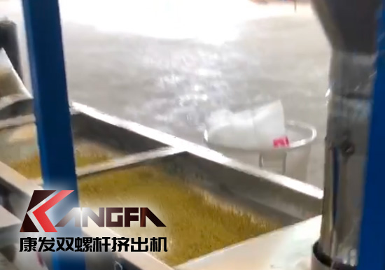 單、雙螺桿擠出機(jī)優(yōu)勢互補(bǔ)、高效率高產(chǎn)能！康發(fā)塑機(jī)JSH-75/180雙階式（雙螺桿/單螺桿）擠出機(jī)組試機(jī)!
