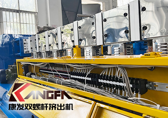 臨近年底,雙螺桿造粒機(jī)發(fā)貨忙,全力以赴為市場(chǎng)!