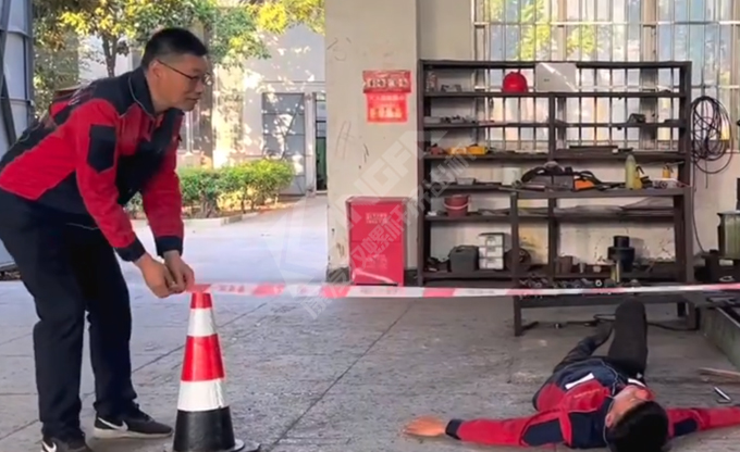 人人講安全，個(gè)個(gè)會(huì)應(yīng)急！南京康發(fā)雙螺桿造粒機(jī)開展《觸電傷害應(yīng)急預(yù)案演練》取得圓滿成功