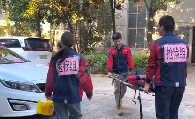 人人講安全，個(gè)個(gè)會(huì)應(yīng)急！南京康發(fā)雙螺桿造粒機(jī)開展《觸電傷害應(yīng)急預(yù)案演練》取得圓滿成功