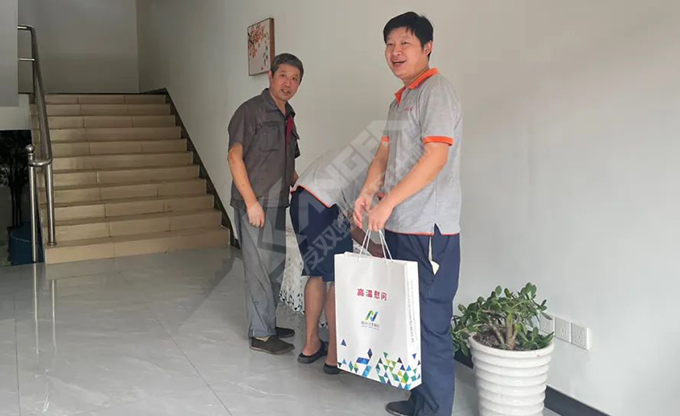 南京江北新區(qū)總工會深入康發(fā)雙螺桿造粒機一線開展“來高溫慰問”慰問活動！