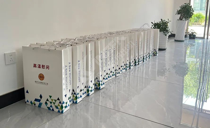南京江北新區(qū)總工會深入康發(fā)雙螺桿造粒機一線開展“來高溫慰問”慰問活動！