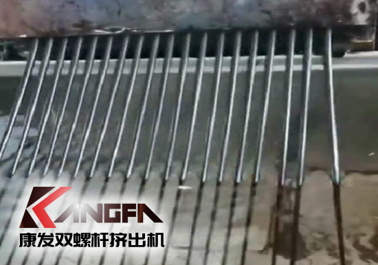 解市場(chǎng)所需，黑色駐極高韌性熔噴專用料生產(chǎn)中（視頻）——康發(fā)雙螺桿擠出機(jī)