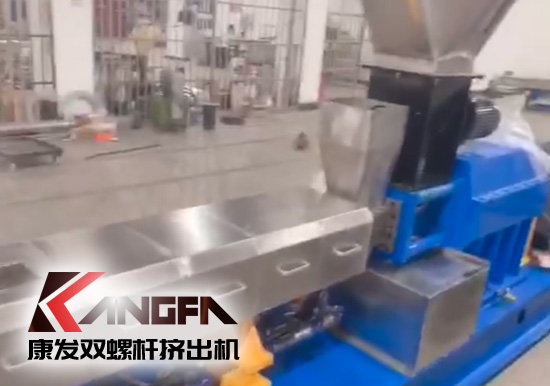 “中國制造”尋求挖掘更大的非洲需求！JSH-65型雙螺桿擠出機(jī)設(shè)備出口設(shè)備帶料試機(jī)，坐標(biāo)非洲！