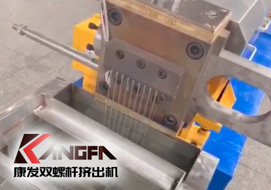 “中國制造”尋求挖掘更大的非洲需求！JSH-65型雙螺桿擠出機(jī)設(shè)備出口設(shè)備帶料試機(jī)，坐標(biāo)非洲！