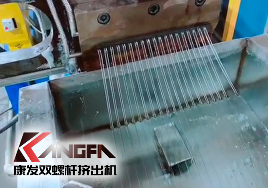 康發(fā)雙螺桿擠出機(jī)熔噴料生產(chǎn)線交付，每天可以為市場(chǎng)提供800萬(wàn)只口罩的原料。生產(chǎn)線出料均勻，不斷條！料子表面光滑，顆粒大小均勻！口罩布（熔噴布）熔脂可達(dá)1400-1600！