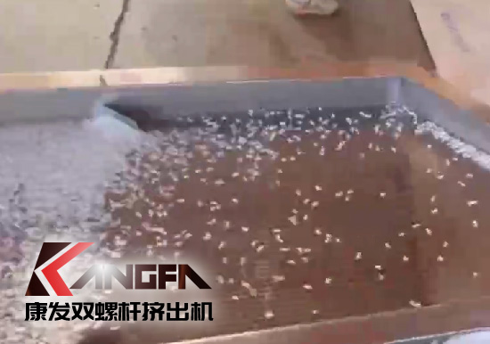 雙螺桿造粒機(jī)制造！追求品質(zhì)，精益求精！康發(fā)雙螺桿帶料試機(jī)