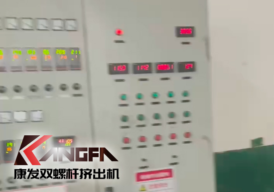 水下切粒雙螺桿擠出機(jī)機(jī)組安裝調(diào)試生產(chǎn)！深耕于雙螺桿擠出機(jī)行業(yè)！相信我們！您會(huì)獲取更大的利益！?。? /></p><p>水下切粒<strong>雙螺桿擠出機(jī)</strong>組安裝調(diào)試生產(chǎn)！</p><p align=