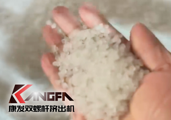 水下切粒雙螺桿擠出機(jī)機(jī)組安裝調(diào)試生產(chǎn)！深耕于雙螺桿擠出機(jī)行業(yè)！相信我們！您會(huì)獲取更大的利益?。?！